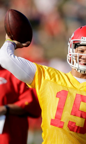 Chiefs rookie QB Mahomes already turning heads in camp